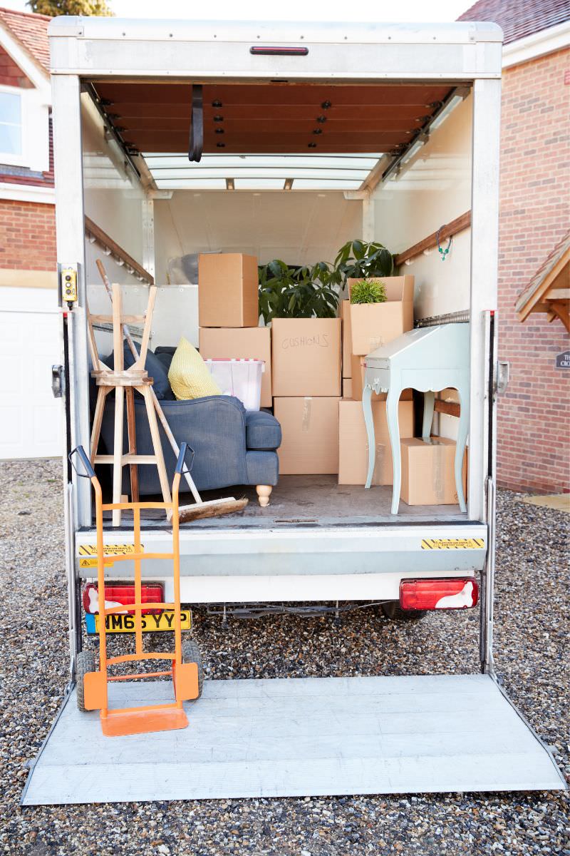 Umzugsunternehmen Kleve Umzugsunternehmen Kleve: Geöffneter Umzugs-LKW mit Kartons und Möbeln