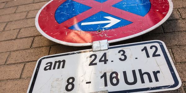 Mobiles Halteverbotsschild mit Zusatzschild für Datum und Uhrzeit – Halteverbotszone Kleve
