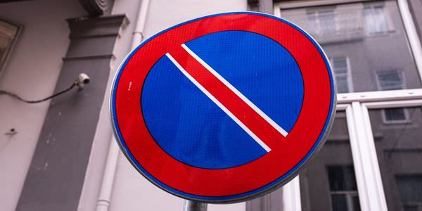 Halteverbotszone Kleve: Halteverbotsschild an einer Hauswand
