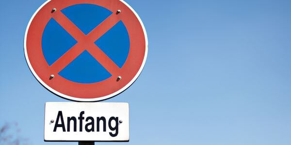 Halteverbotsschild mit Zusatzschild „Anfang“ – Halteverbotszone in Kleve