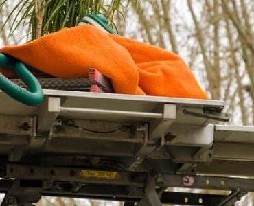 Möbellift in Kleve Möbellift transportiert ein Bündel Bettzeug nach oben – Möbellift in Kleve
