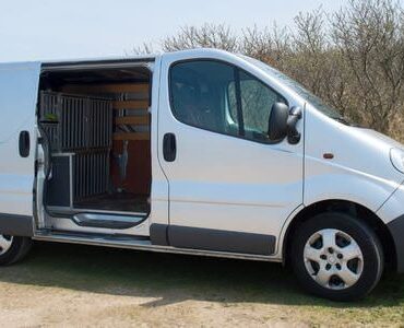 Transporter mieten in Kleve Weißer Transporter mit geöffneter Schiebetür – Transporter mieten in Kleve
